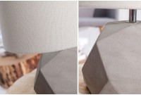 Lampe à poser contemporaine en béton coloris beige avec abat-jour en tissu