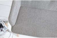Banc design scandinave coloris gris claire en tissu avec pieds en bois massif