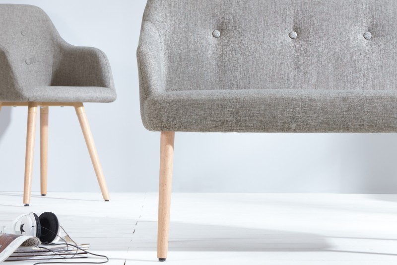 Banc design scandinave coloris gris claire en tissu avec pieds en bois massif