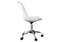 Chaise de bureau design de couleur blanche et chromée avec roulettes