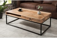 Table basse design industriel de couleur naturelle et noire en bois massif et métal avec un tiroir et une niche