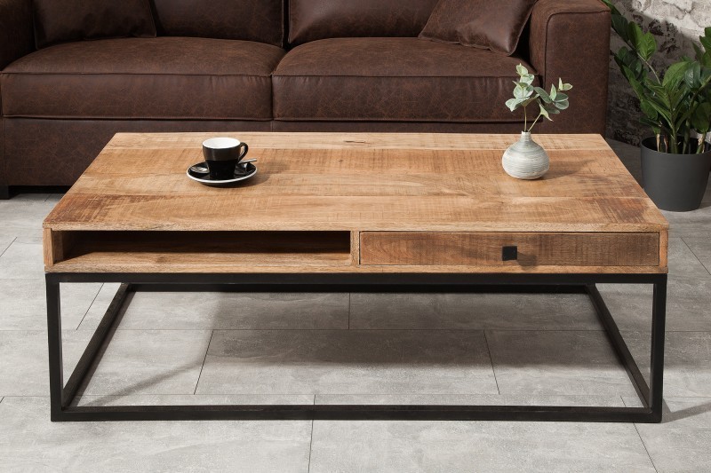 Table basse design industriel de couleur naturelle et noire en bois massif et métal avec un tiroir et une niche