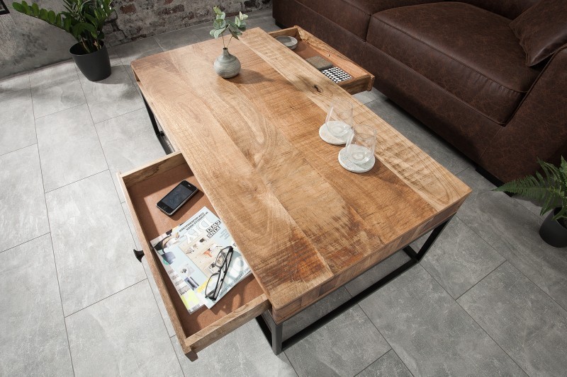 Table basse design industriel de couleur naturelle et noire en bois massif et métal avec un tiroir et une niche