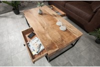 Table basse design industriel de couleur naturelle et noire en bois massif et métal avec un tiroir et une niche