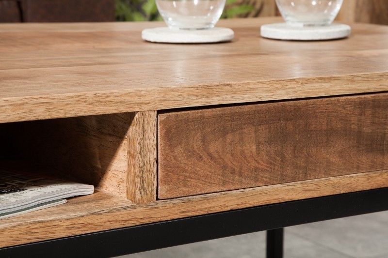 Table basse design industriel de couleur naturelle et noire en bois massif et métal avec un tiroir et une niche