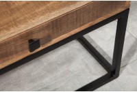 Table basse design industriel de couleur naturelle et noire en bois massif et métal avec un tiroir et une niche