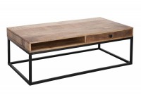 Table basse design industriel de couleur naturelle et noire en bois massif et métal avec un tiroir et une niche