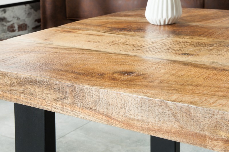 Table basse design industriel en bois massif et métal coloris naturel et noir