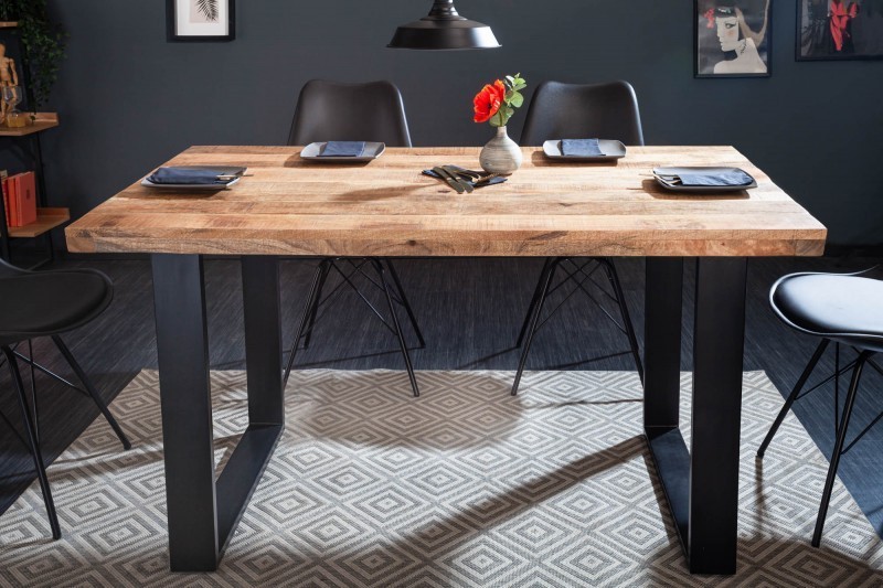 Table à manger de 140cm en bois massif coloris naturel