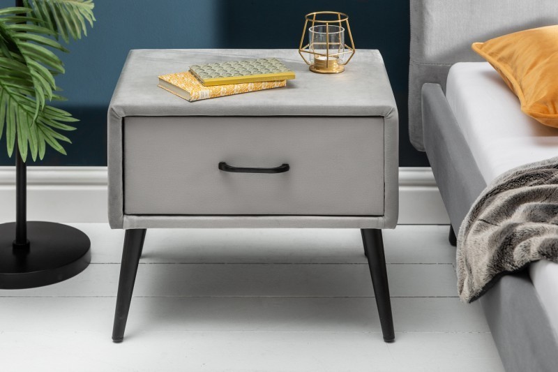 Table de chevet en velours coloris gris argenté