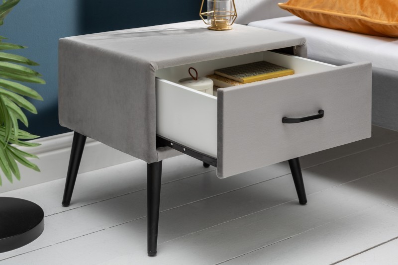 Table de chevet en velours coloris gris argenté